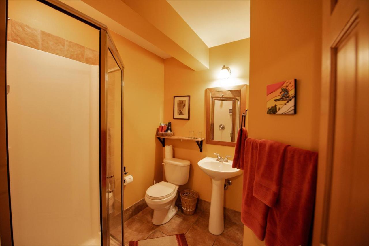 Auberge Kicking Horse Guest House ゴールデン エクステリア 写真