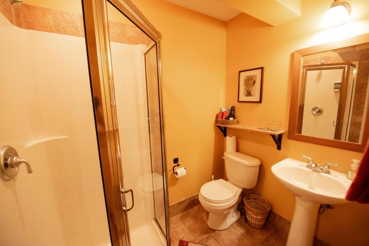 Auberge Kicking Horse Guest House ゴールデン エクステリア 写真